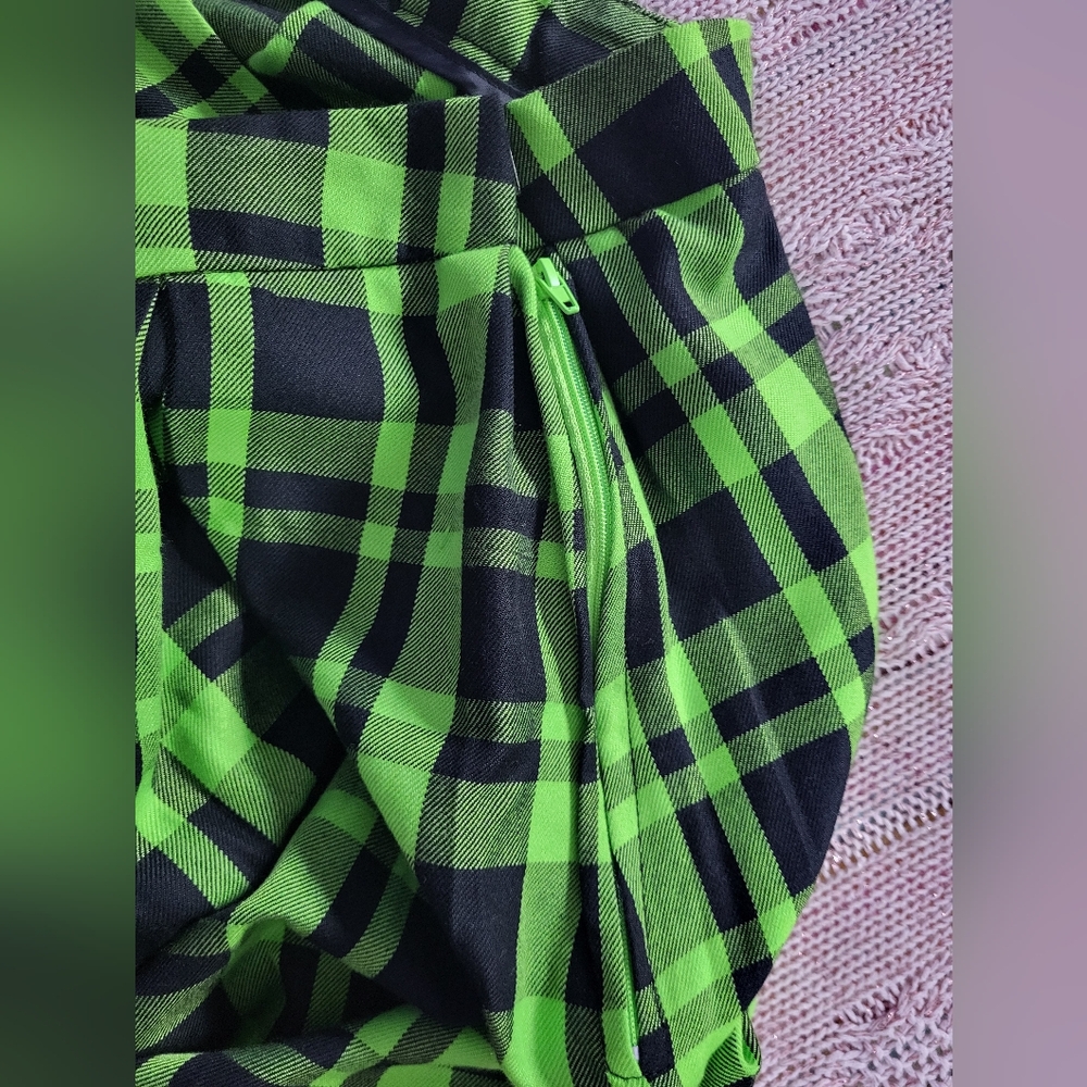 Hot Topic Plaid Green Skirt with Chain Size 3 - Picture 6 of 16